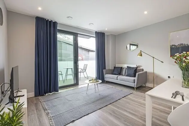 Modern 1 bed with balcony