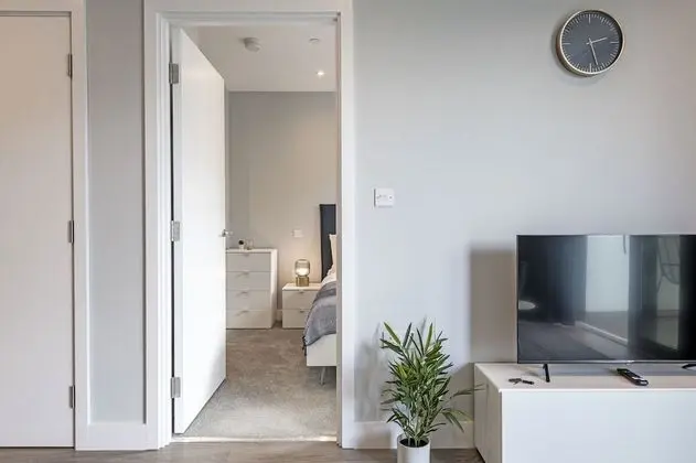 Modern 1 bed with balcony