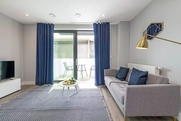 Modern 1 bed with balcony