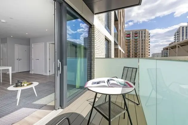 Modern 1 bed with balcony