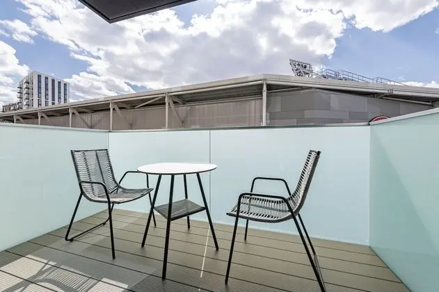 Modern 1 bed with balcony
