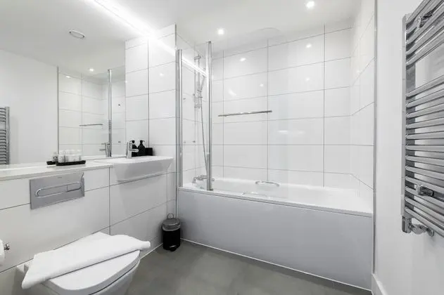 Modern 1 bed with balcony