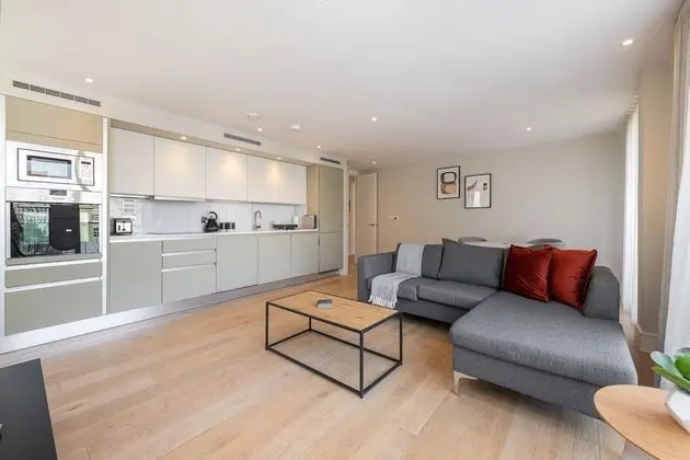 Elegant 2 bed with balcony