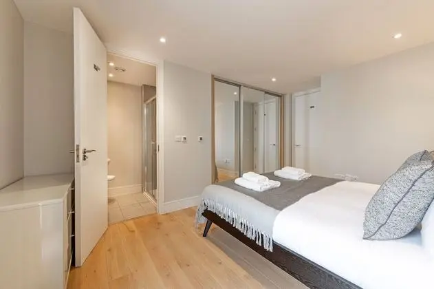 Elegant 2 bed with balcony