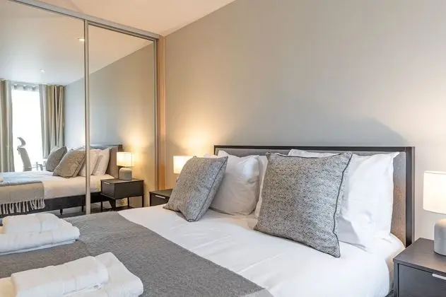 Elegant 2 bed with balcony