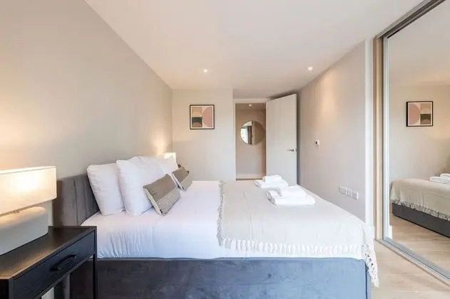 Elegant 2 bed with balcony
