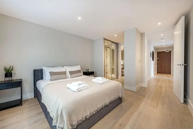 Elegant 2 bed with balcony