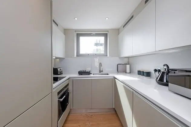Elegant 2 bed with balcony