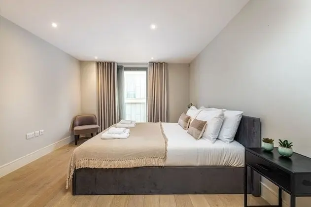Elegant 2 bed with balcony