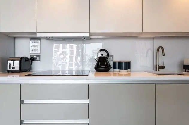 Elegant 2 bed with balcony