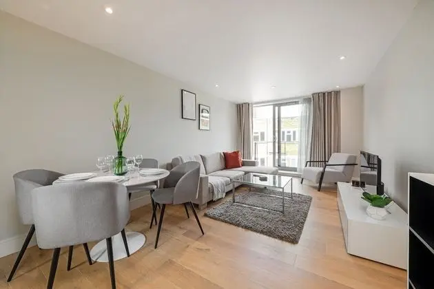 Elegant 2 bed with balcony