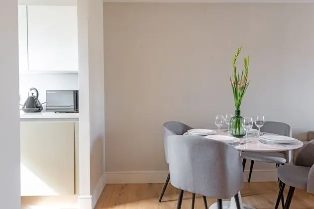Elegant 2 bed with balcony