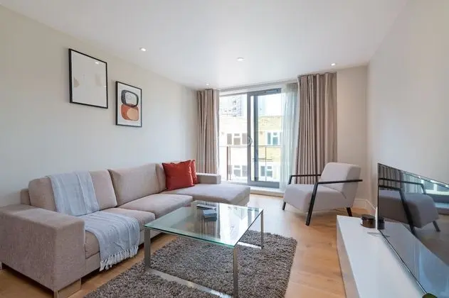 Elegant 2 bed with balcony