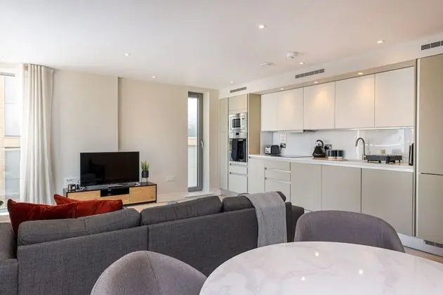 Elegant 2 bed with balcony