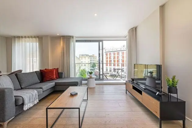 Elegant 2 bed with balcony