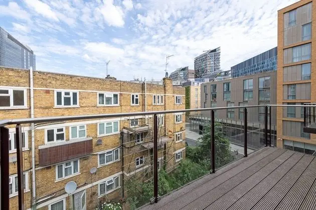 Elegant 2 bed with balcony
