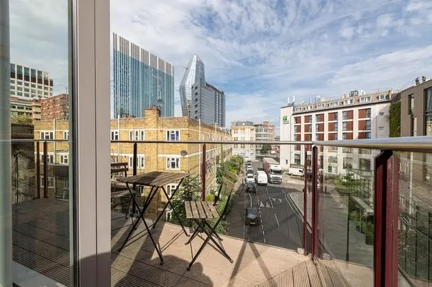 Elegant 2 bed with balcony