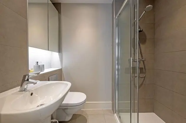 Elegant 2 bed with balcony