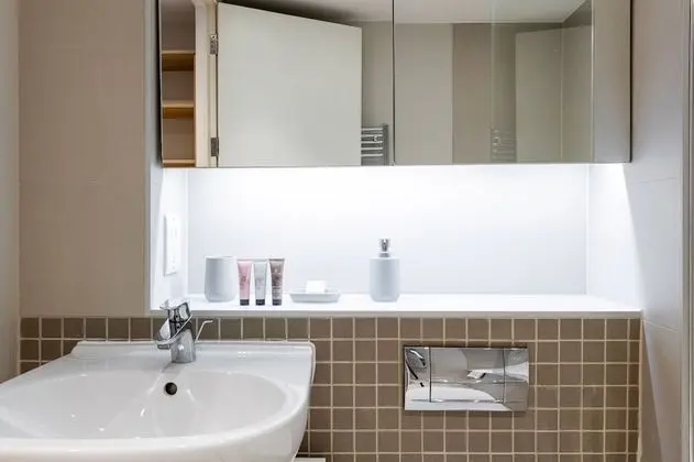 Elegant 2 bed with balcony