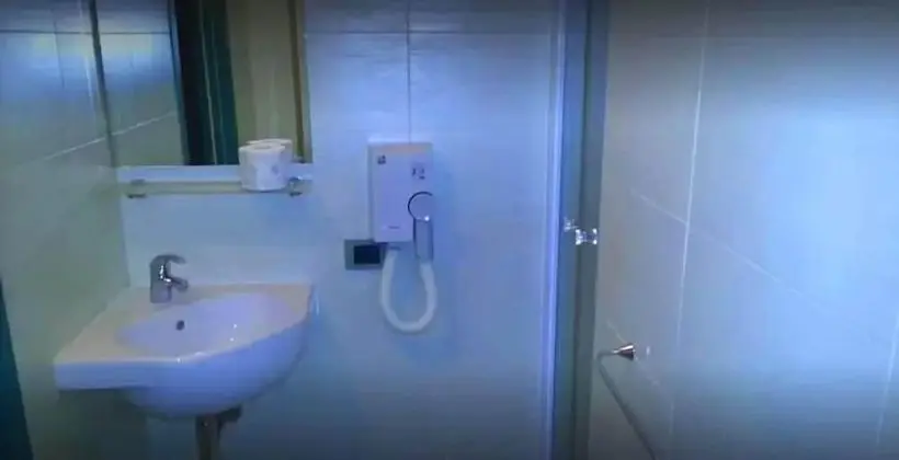 Üç Kişilik Oda, Ortak Banyo