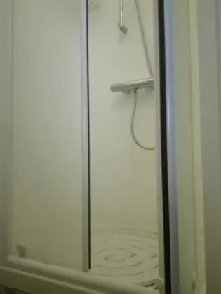 Üç Kişilik Oda, Ortak Banyo