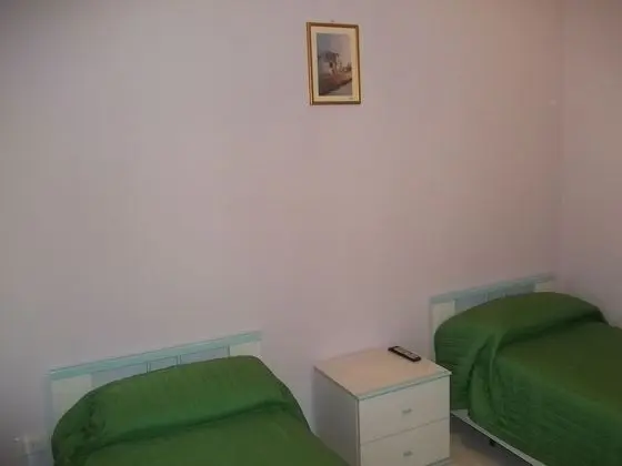 İki Ayrı Yataklı Oda, Ortak Banyo