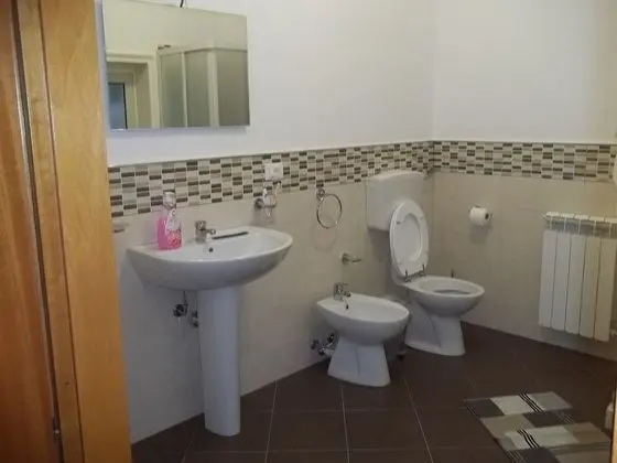 İki Ayrı Yataklı Oda, Ortak Banyo