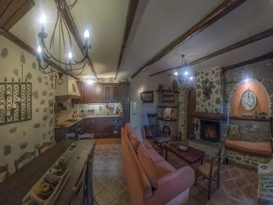 Traditional Apart Daire, 2 Yatak Odası, Şömine (Feggarolousti)