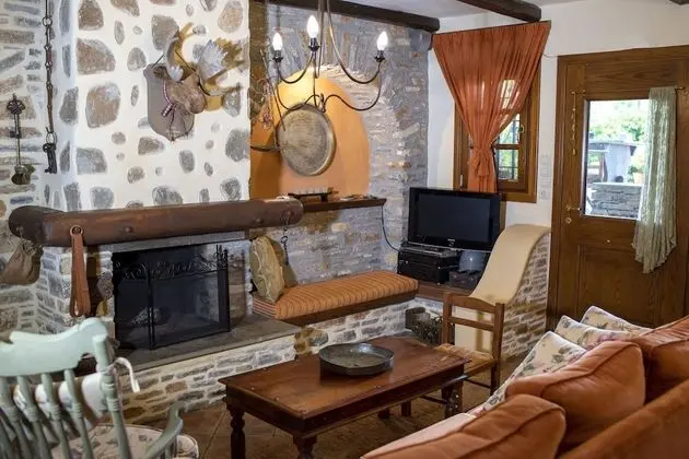 Traditional Apart Daire, 2 Yatak Odası, Şömine (Feggarolousti)