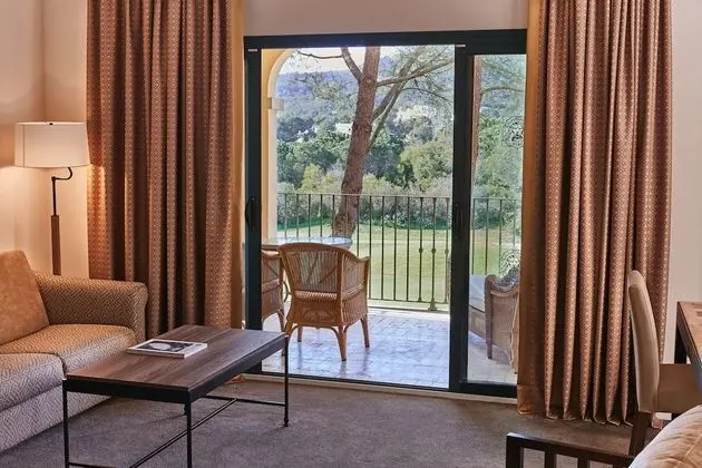 Premium Tek Büyük Yataklı Oda, Golf Manzaralı (Golf Side)
