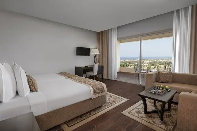Superior Oda, Koy Manzaralı (or Golf View)