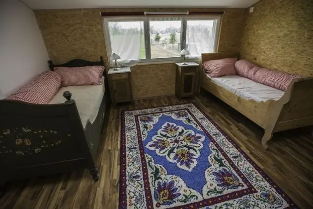 İki Ayrı Yataklı Oda, Ortak Banyo