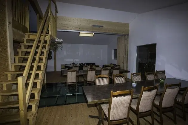 İki Ayrı Yataklı Oda, Ortak Banyo