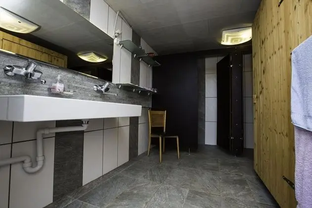 İki Ayrı Yataklı Oda, Ortak Banyo