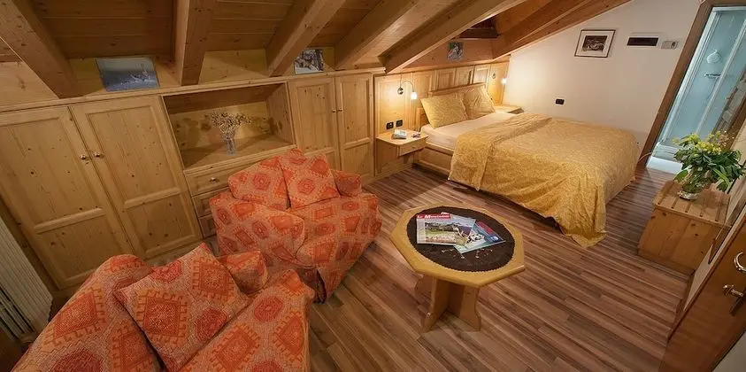 Family Oda (Mansard)