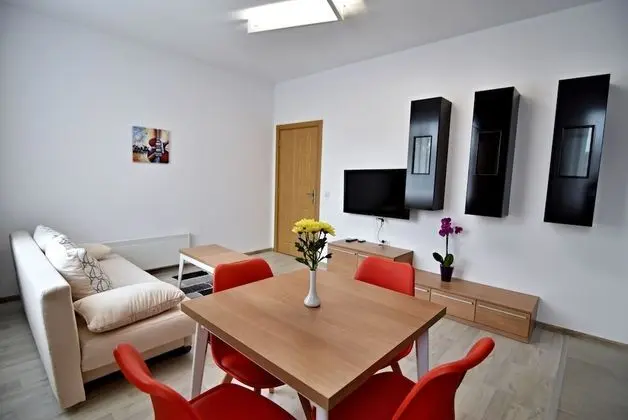 Apartment 21, Balcony, City View