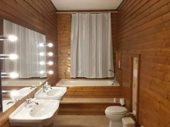 Economy Üç Kişilik Oda, Ortak Banyo