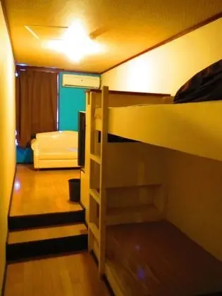 İki Ayrı Yataklı Oda, Ortak Banyo