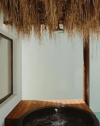 Grand Bungalov, Sıcak Su Küveti (Over water)