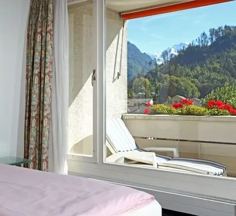 Large Room for 1 to 4 People