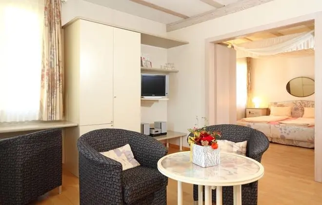 Large Room for 1 to 4 People