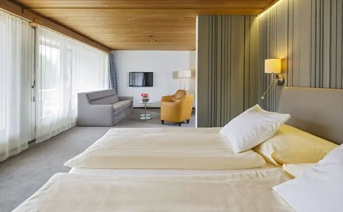 Large Room for 1 to 4 People