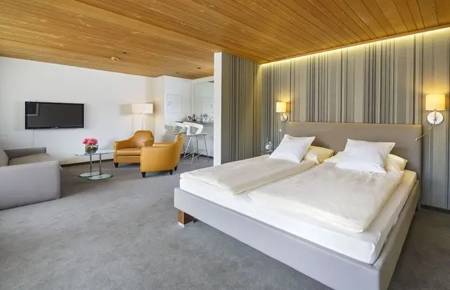 Large Room for 1 to 4 People