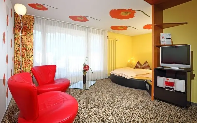 Large Room for 1 to 4 People