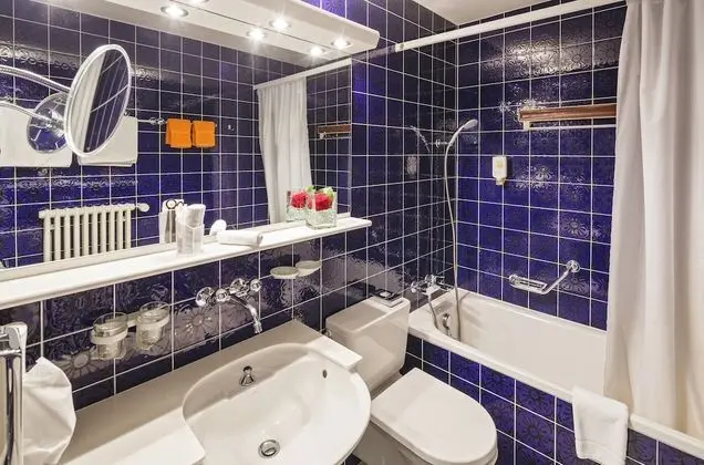 Large Room for 1 to 4 People