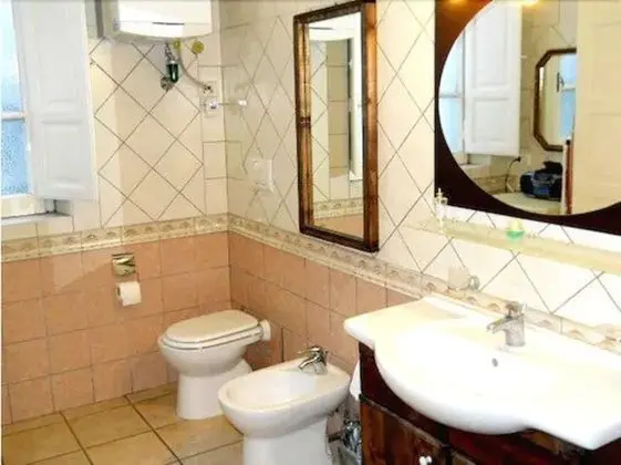 Tek Büyük Yataklı Oda, Ortak Banyo