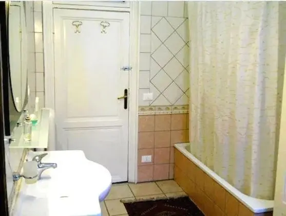 Üç Kişilik Oda, Ortak Banyo