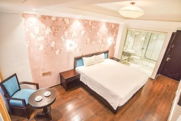 Street View Balcony Suite