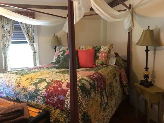 Charmingfare Room - Private Bath