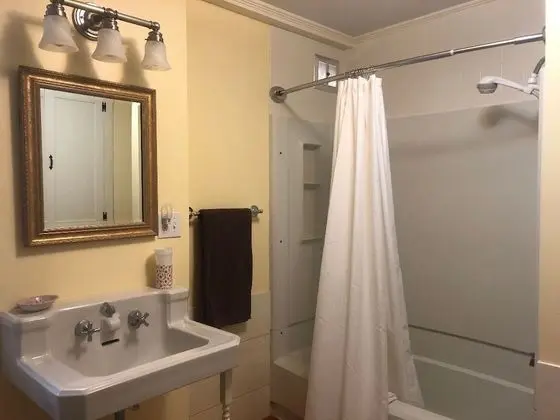 Charmingfare Room - Private Bath